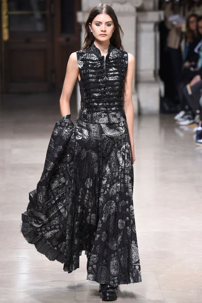 Look 16
